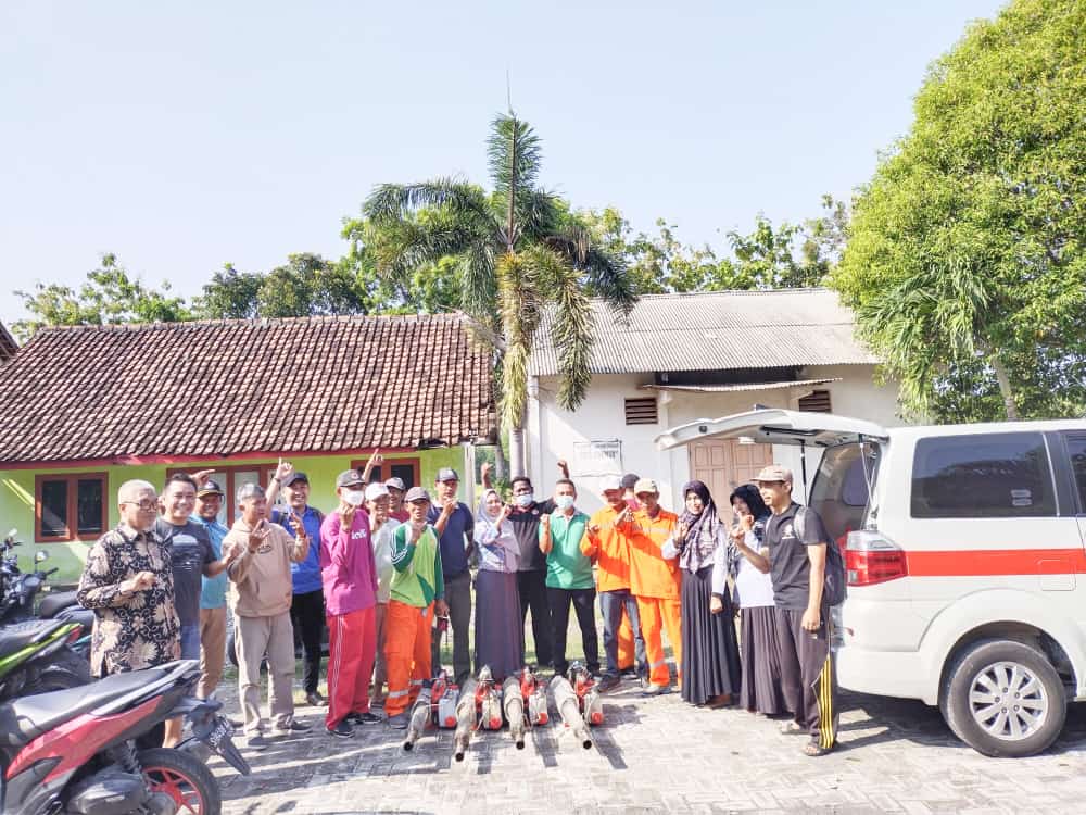 Musnahkan Sebaran Demam Berdarah Pemdes  Beserta Poskedes  Melalukan Foging Di Lingkungan Warga